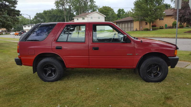 Illustration for article titled At $1,400, Could This 1995 Isuzu SUV Be Your First Rodeo?